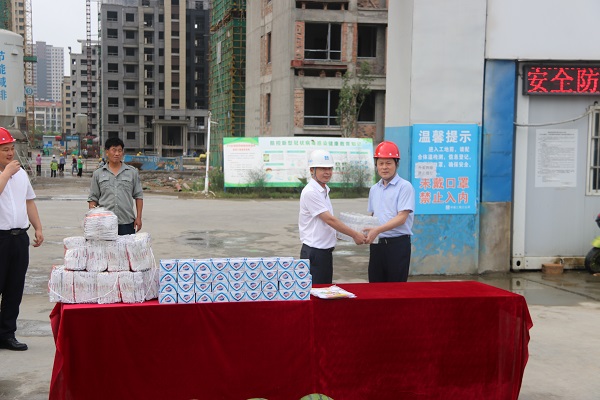 楊曉彬到徽鹽地產(chǎn)定遠(yuǎn)、泗縣項(xiàng)目公司開(kāi)展高溫慰問(wèn)