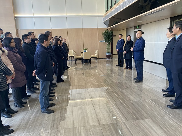 馬占文一行到徽鹽地產(chǎn)集團(tuán)走訪慰問(wèn)