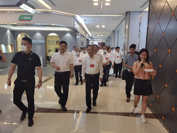 定遠(yuǎn)縣委書記鄒軍調(diào)研徽鹽地產(chǎn)定遠(yuǎn)項(xiàng)目紅星美凱龍商場(chǎng)