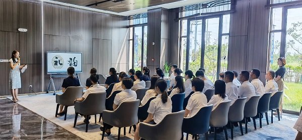 徽鹽地產(chǎn)集團(tuán)公司霍邱項(xiàng)目開(kāi)展禮儀培訓(xùn)